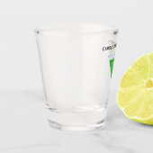 Groene appletini cocktail met plakje appel shot glas (Links)