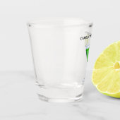 Groene appletini cocktail met plakje appel shot glas (Links)