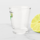 Groene appletini cocktail met plakje appel shot glas (Rechts)