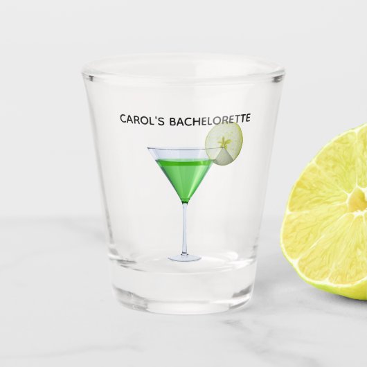 Groene appletini cocktail met plakje appel shot glas (Voorkant)