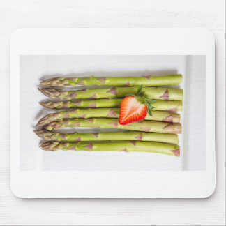 Groene asperges met aardbeien bovenaan uitzicht muismat