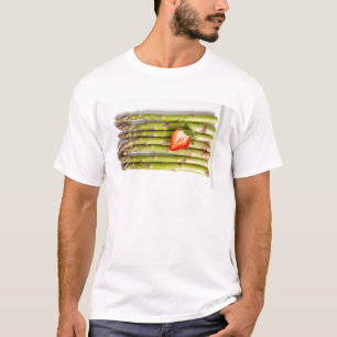 Groene asperges met aardbeien bovenaan uitzicht t-shirt