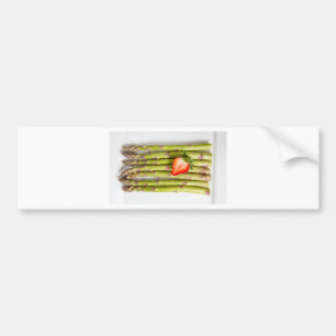 Groene asperges met aardbeien bovenaanzicht bumpersticker