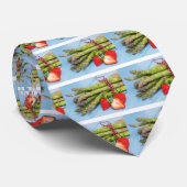 Groene asperges met aardbeien op hout stropdas (Opgerold)