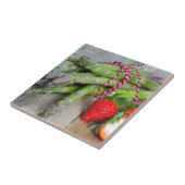 Groene asperges met aardbeien op hout tegeltje (Zijkant)