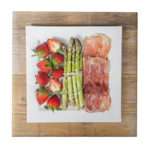 Groene asperges met ham en aardbeien tegeltje