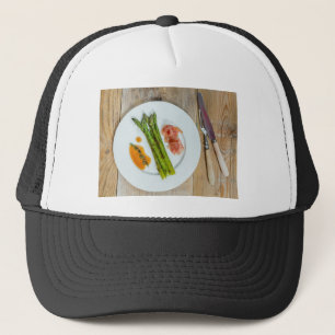 Groene asperges met ham en saus trucker pet