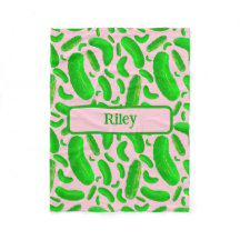 Groene augurken op zachte roze achtergrond