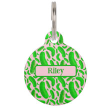 Groene augurken op zachte roze achtergrond