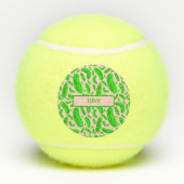 Groene augurken op zachte roze achtergrond tennisballen (Achterkant)