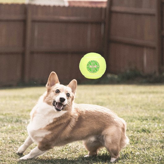 Groene augurken op zachte roze achtergrond tennisballen