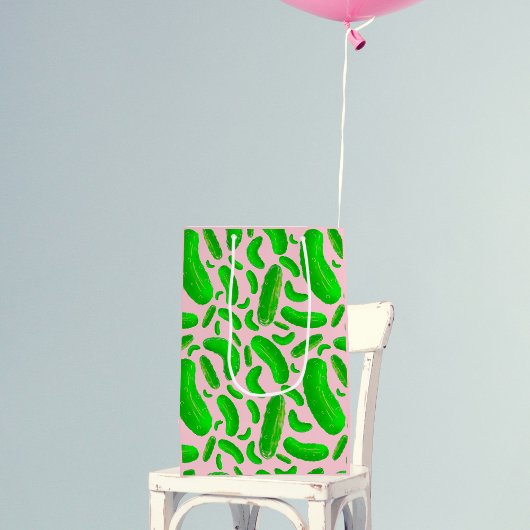 Groene augurken roze achtergrond medium cadeauzakje