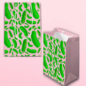Groene augurken roze achtergrond medium cadeauzakje
