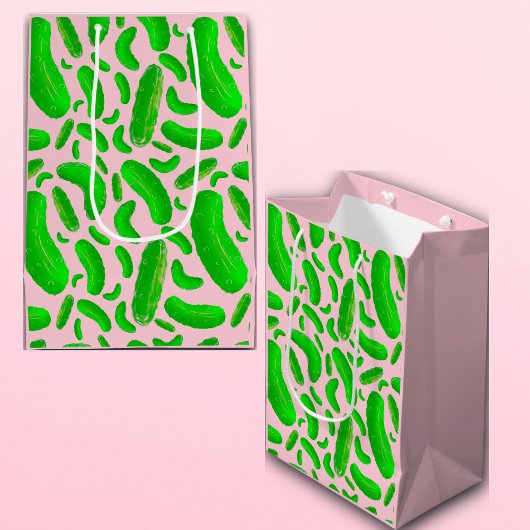 Groene augurken roze achtergrond medium cadeauzakje