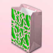 Groene augurken roze achtergrond medium cadeauzakje