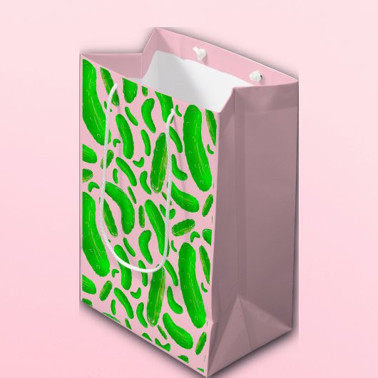 Groene augurken roze achtergrond medium cadeauzakje