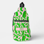 Groene augurken roze achtergrond sling bag (Voorkant)