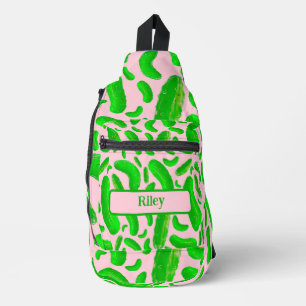 Groene augurken roze achtergrond sling bag