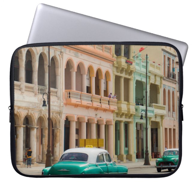 GROENE AUTO OP DE WEG LAPTOP SLEEVE (Voorkant)