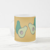 Groene avocado op bruin matglas koffiemok (Voorkant links)