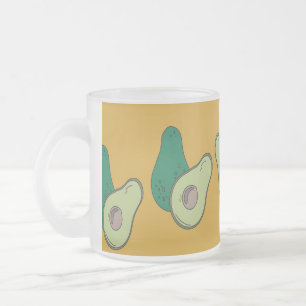 Groene avocado op bruin matglas koffiemok