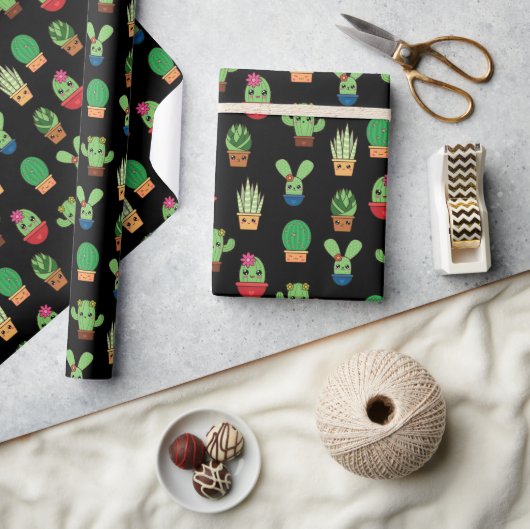 Groene Baby Cactus op zwarte achtergrond Cadeaupapier (Crafts)
