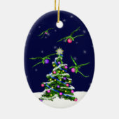 Groene Baby Dragons omcirkelen een kerstboom Keramisch Ornament (Achterkant)