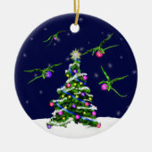 Groene Baby Dragons omcirkelen een kerstboom Keramisch Ornament (Voorkant)