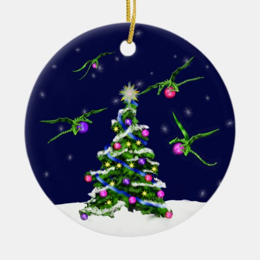 Groene Baby Dragons omcirkelen een kerstboom Keramisch Ornament (Voorkant)