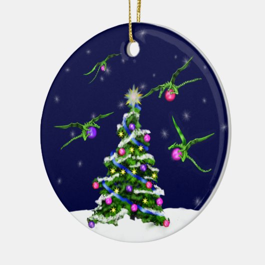 Groene Baby Dragons omcirkelen een kerstboom Keramisch Ornament (Links)