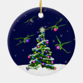 Groene Baby Dragons omcirkelen een kerstboom Keramisch Ornament (Achterkant)