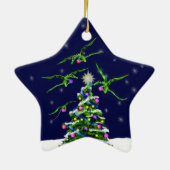 Groene Baby Dragons omcirkelen een kerstboom Keramisch Ornament (Achterkant)