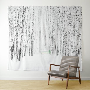 Groene bank in het winterpark. Laat het sneeuwen K Wandkleed