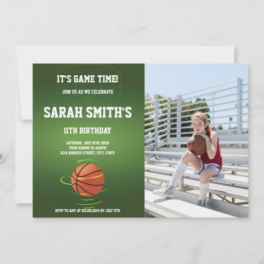 Groene Basketball Birthday Uitnodigingen met foto (Voorkant)