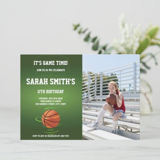 Groene Basketball Birthday Uitnodigingen met foto (Staand voorkant)