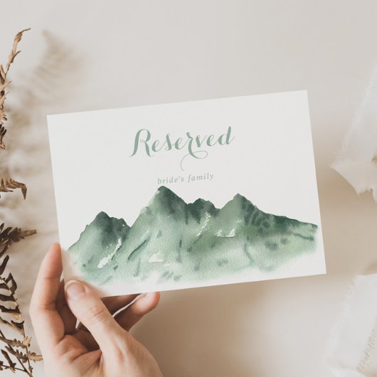 Groene berg landelijk trouwfeest gereserveerd bord