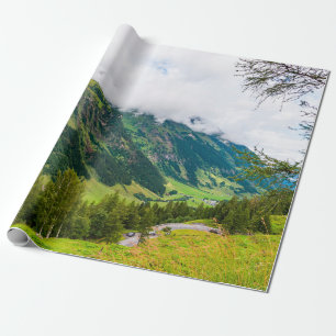 Groene bergen bedekt met bos en groene gras cadeaupapier