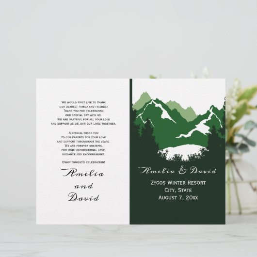 Groene bergen en naaldgevouwen trouwprogramma (Staand voorkant)