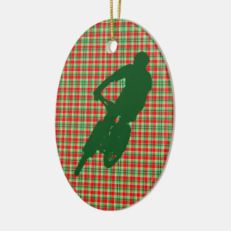 Groene bergen op kerstgepantserde sieraad keramisch ornament