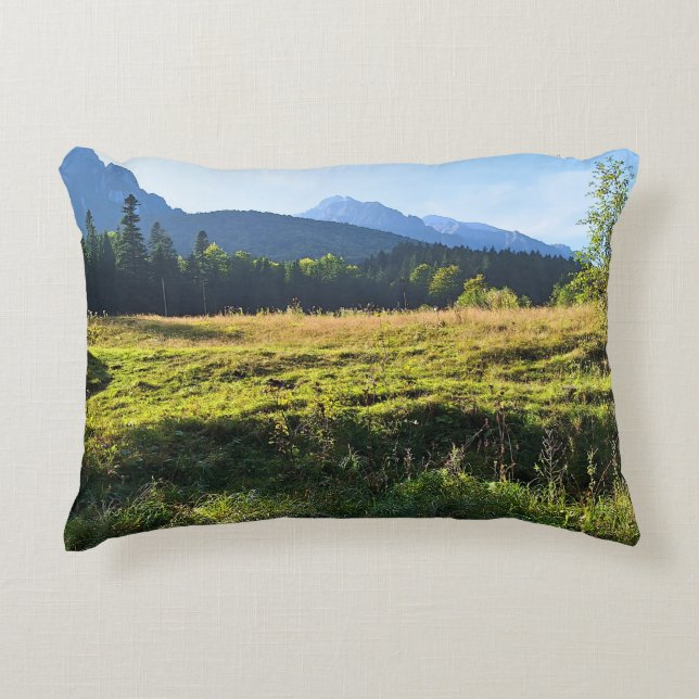 Groene Bergweide – Wilde Natuur Roemenië Accent Kussen (Voorkant)