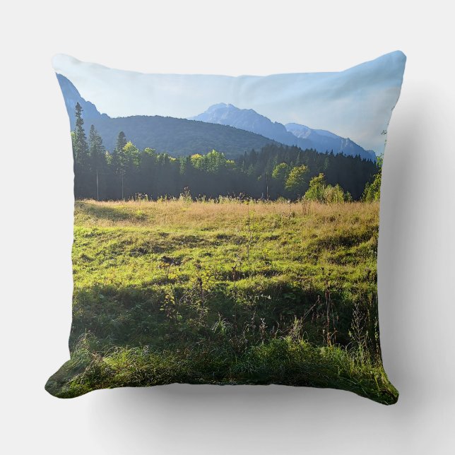 Groene Bergweide – Wilde Natuur Roemenië Kussen (Voorkant)