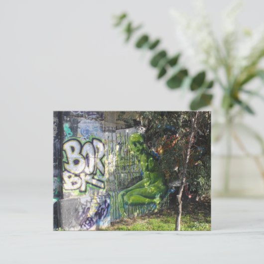 Groene bezoeker van buitenruimtetekort briefkaart (Staand voorkant)