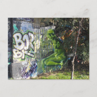 Groene bezoeker van buitenruimtetekort briefkaart