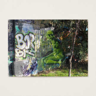 Groene bezoeker van buitenruimtetekort visitekaartjes