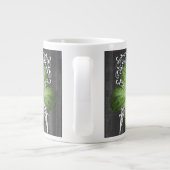 Groene bijtende Butterfly gepersonaliseerd Grote Koffiekop (Achterkant)
