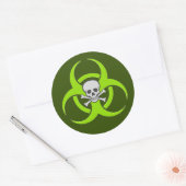 Groene biogevaarsschedel ronde sticker (Envelop)
