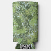 Groene blad bomen met blauwe lucht die door kunst seltzer blikjeskoeler (Achterkant)