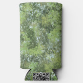 Groene blad bomen met blauwe lucht die door kunst seltzer blikjeskoeler (Voorkant)