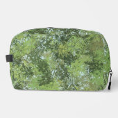 Groene bladbomen met blauwe lucht die door de kuns toilettasje (Voorkant)