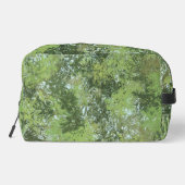 Groene bladbomen met blauwe lucht die door de kuns toilettasje (Achterkant)